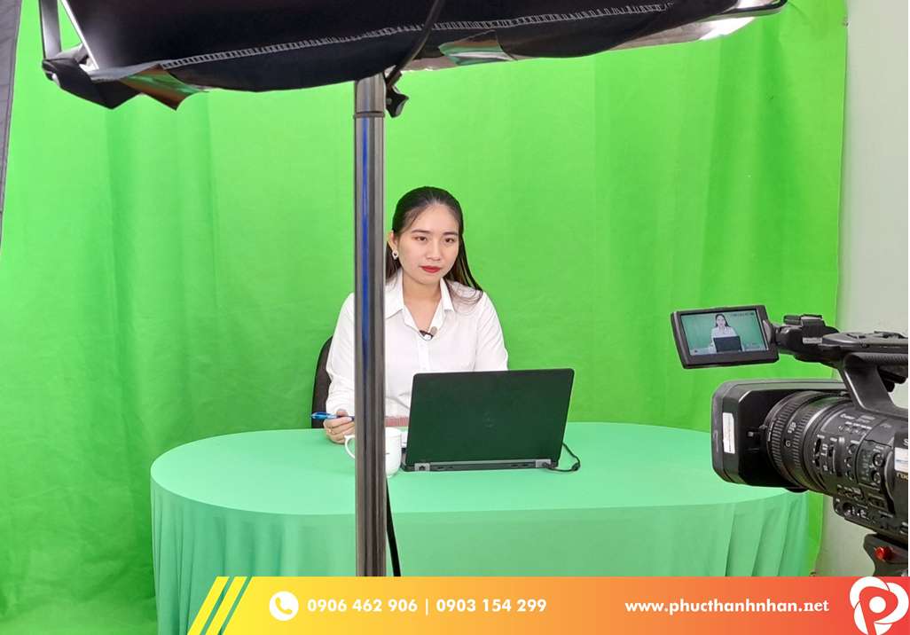 Mc tương Livestream với phông xanh Mc tương Livestream với phông xanh