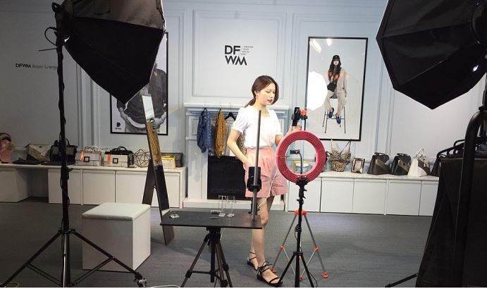 thuê mẫu livestream